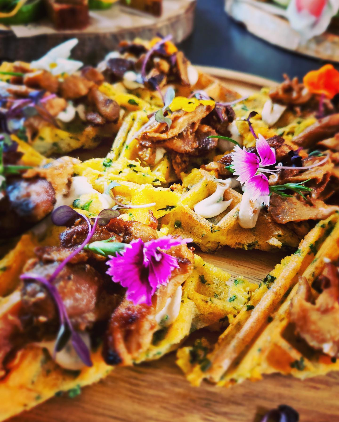 Grand buffet gourmand avec verrines et pièces salées